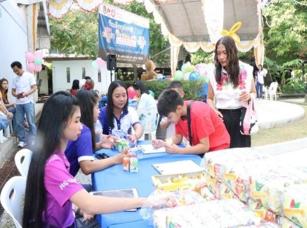 Food distribution at university event